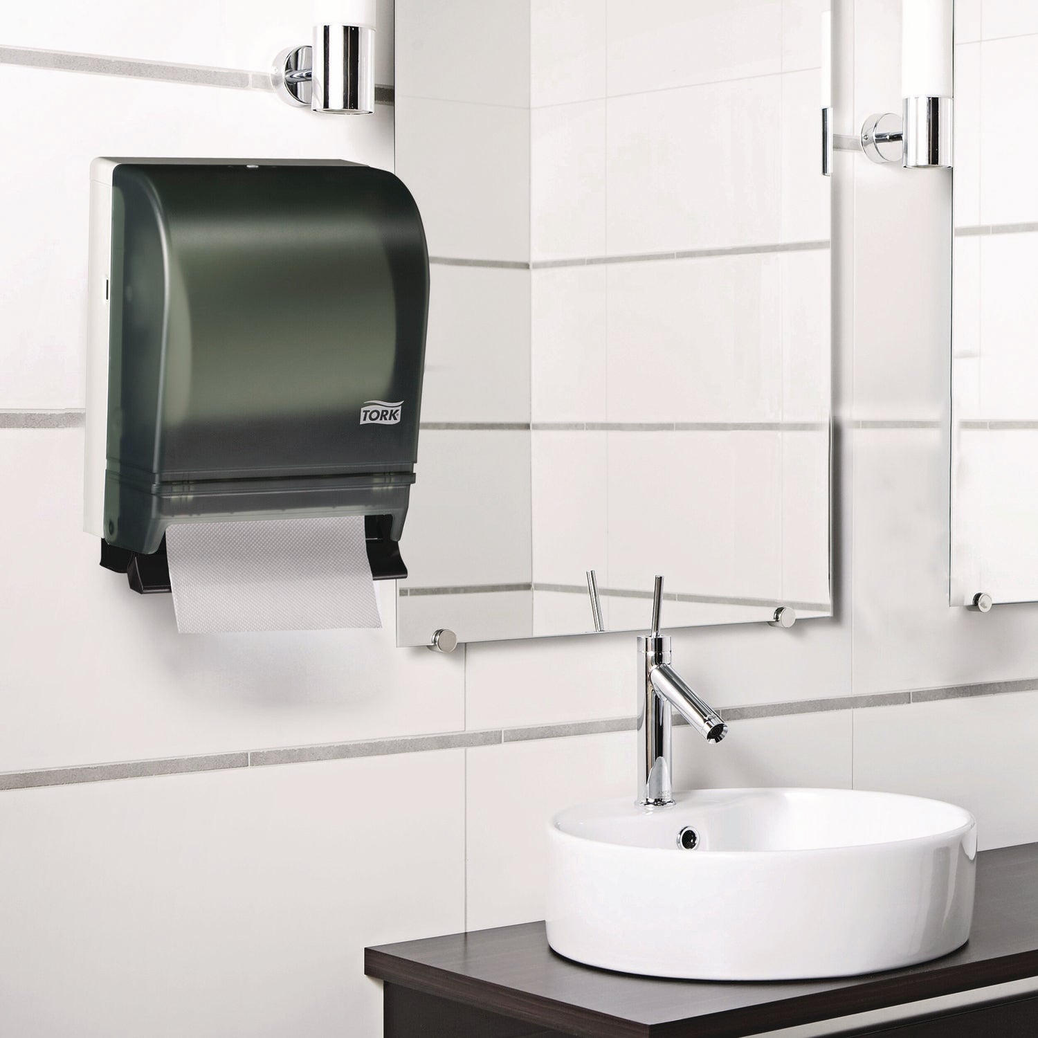 Tork Universal High Capacity Bath Tissue w/OptiCore, Septic Safe, 2-Ply, White, 2,000/Roll, 12/Carton (160090)