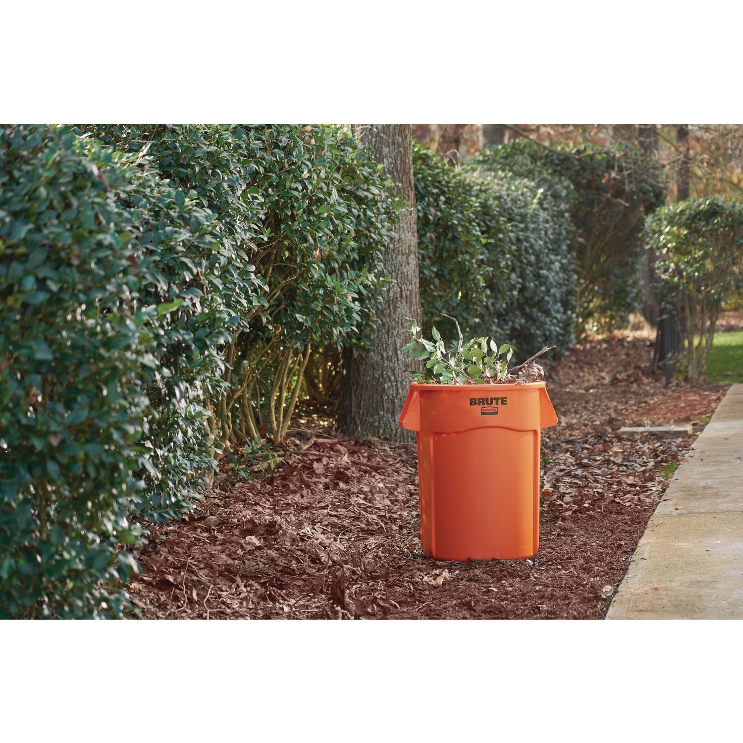 Rubbermaid Commercial Brute Round Container, 32 gal, Resin, Orange (2119308)