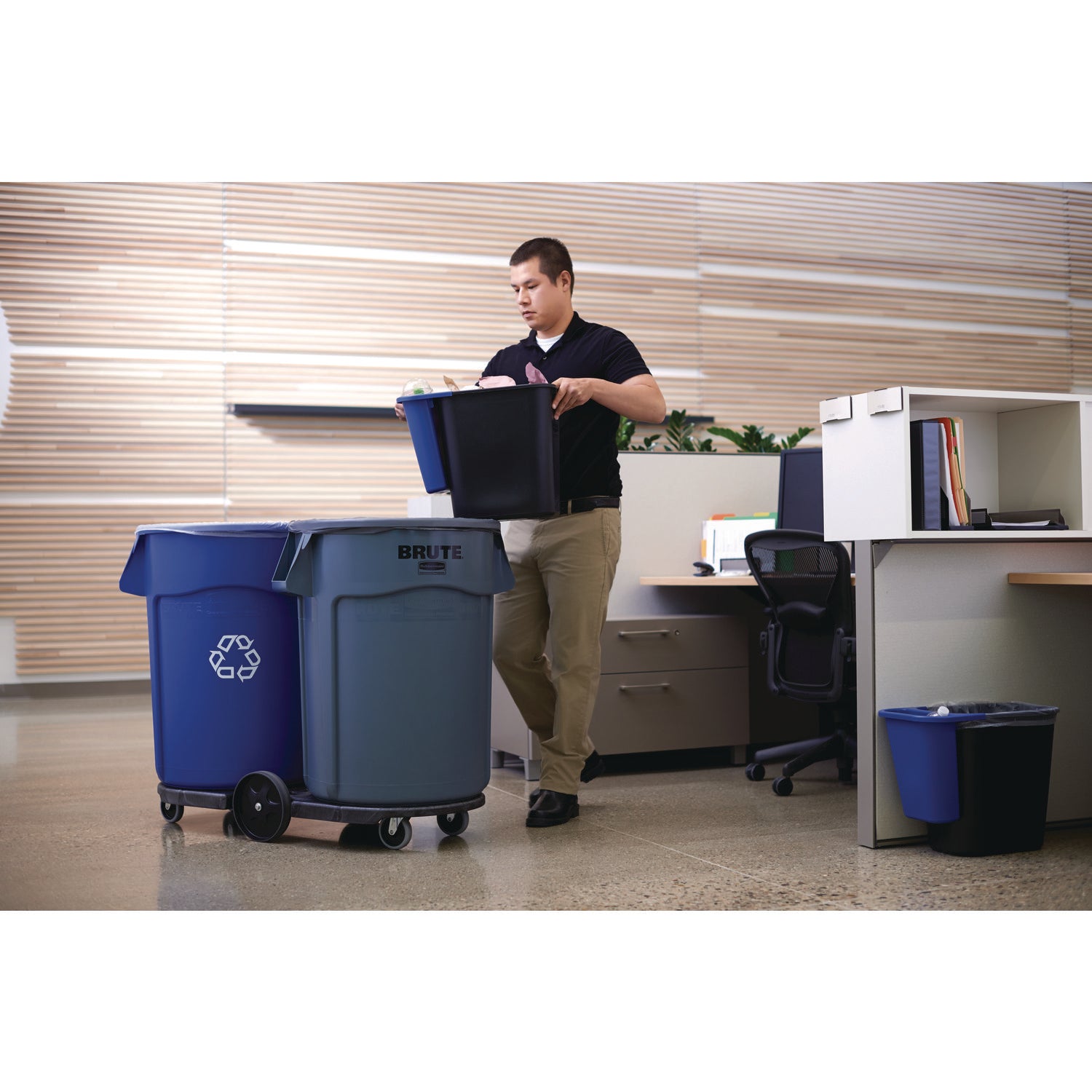 Rubbermaid Commercial Brute Recycling Container, 32 gal, Polyethylene, Blue (263273BE)