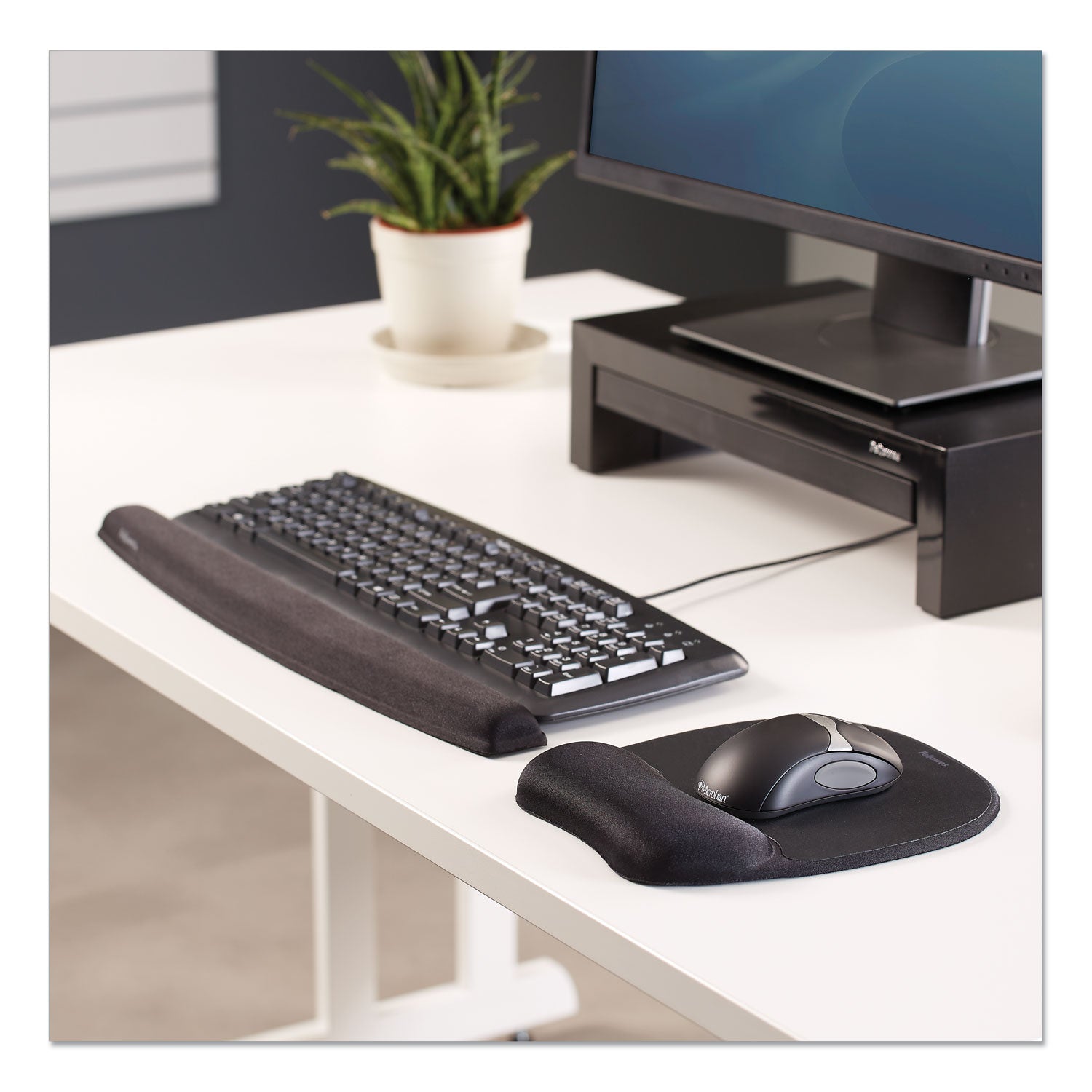 Fellowes Memory Foam Mouse Pad with Wrist Rest, 7.93 x 9.25, Black (9176501)