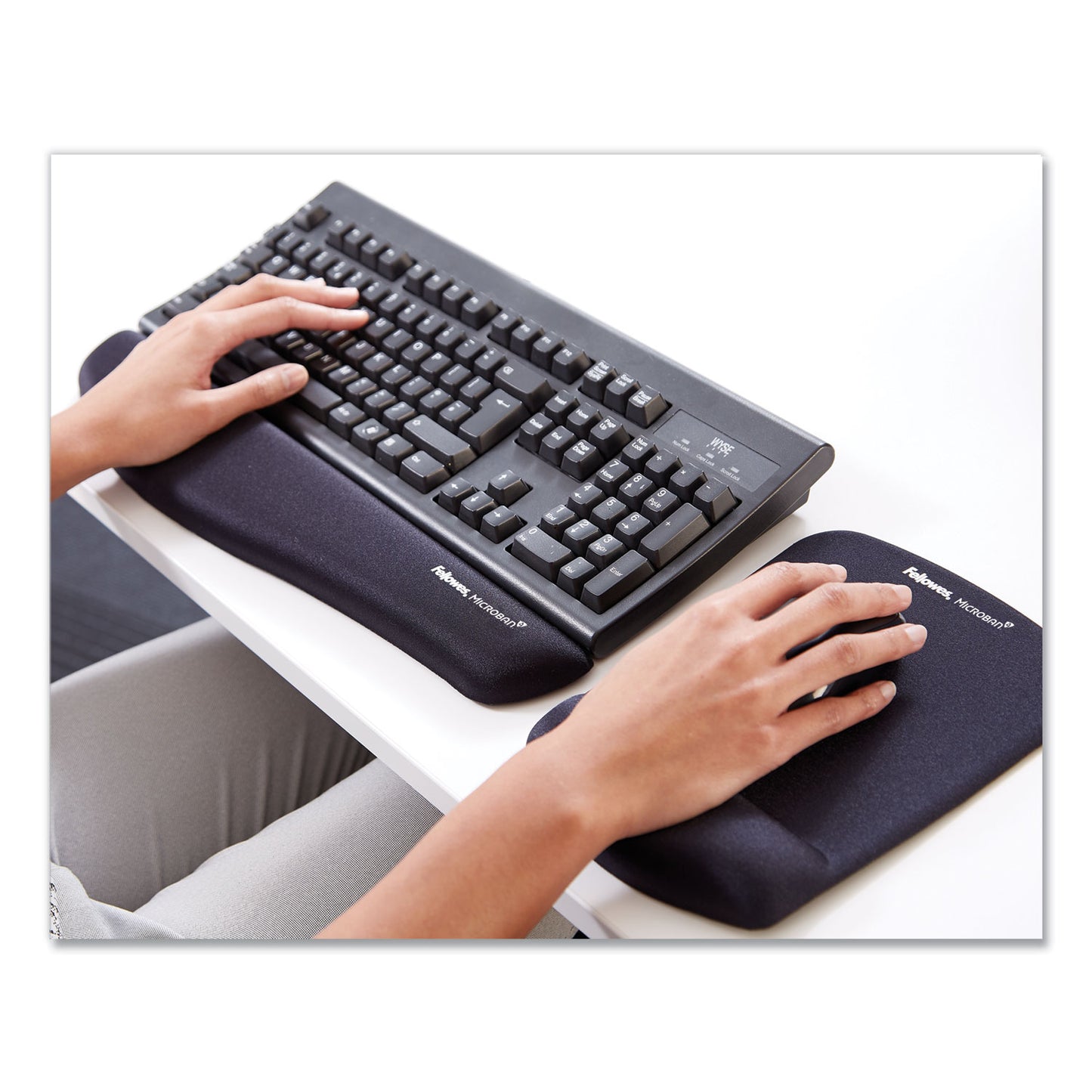 Fellowes PlushTouch Mouse Pad with Wrist Rest, 7.25 x 9.37, Black (9252001)