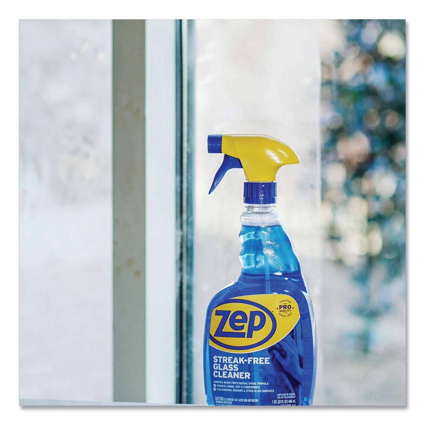 Zep Commercial Streak-Free Glass Cleaner, Pleasant Scent, 32 oz Spray Bottle (ZU112032EA)