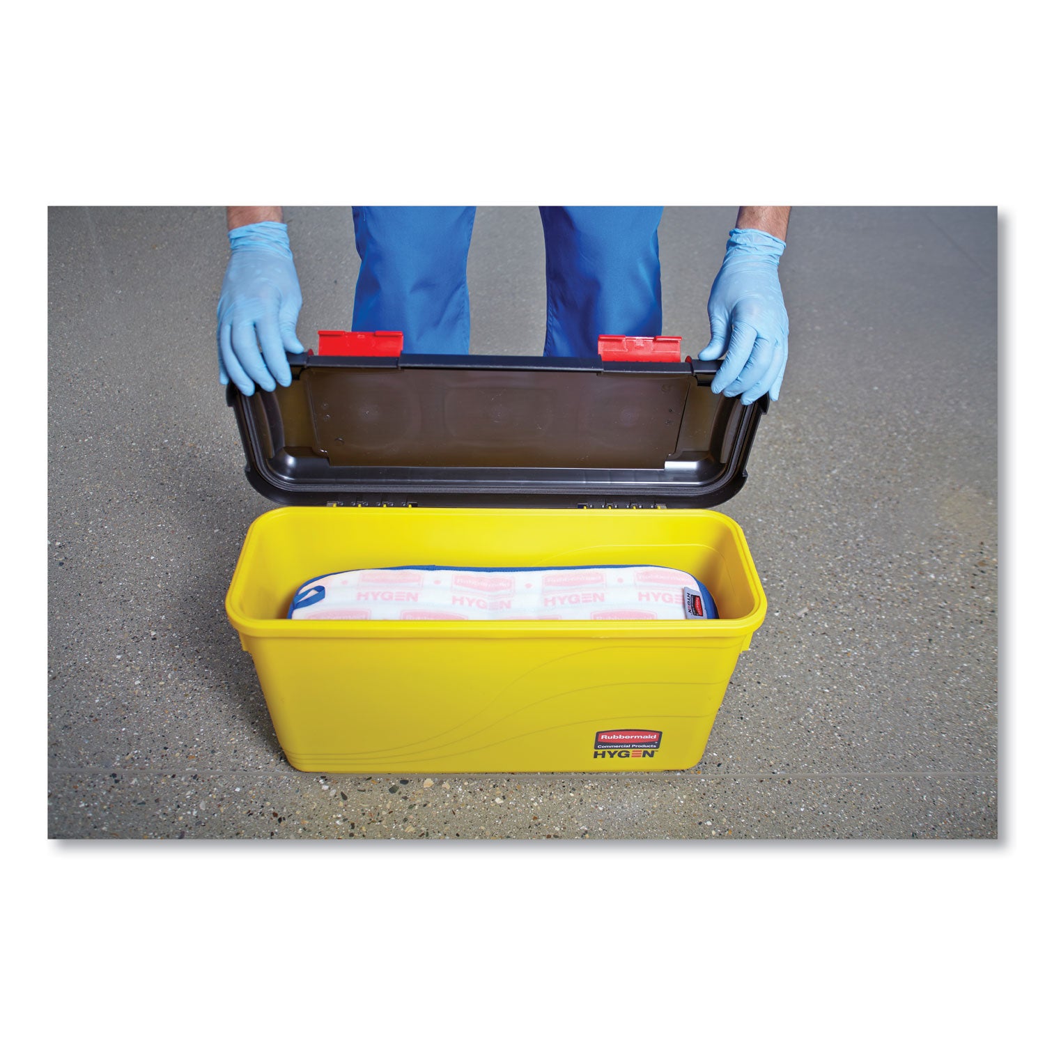 Rubbermaid HYGEN Charging Bucket, 6.8 gal, Yellow (Q95088YW)