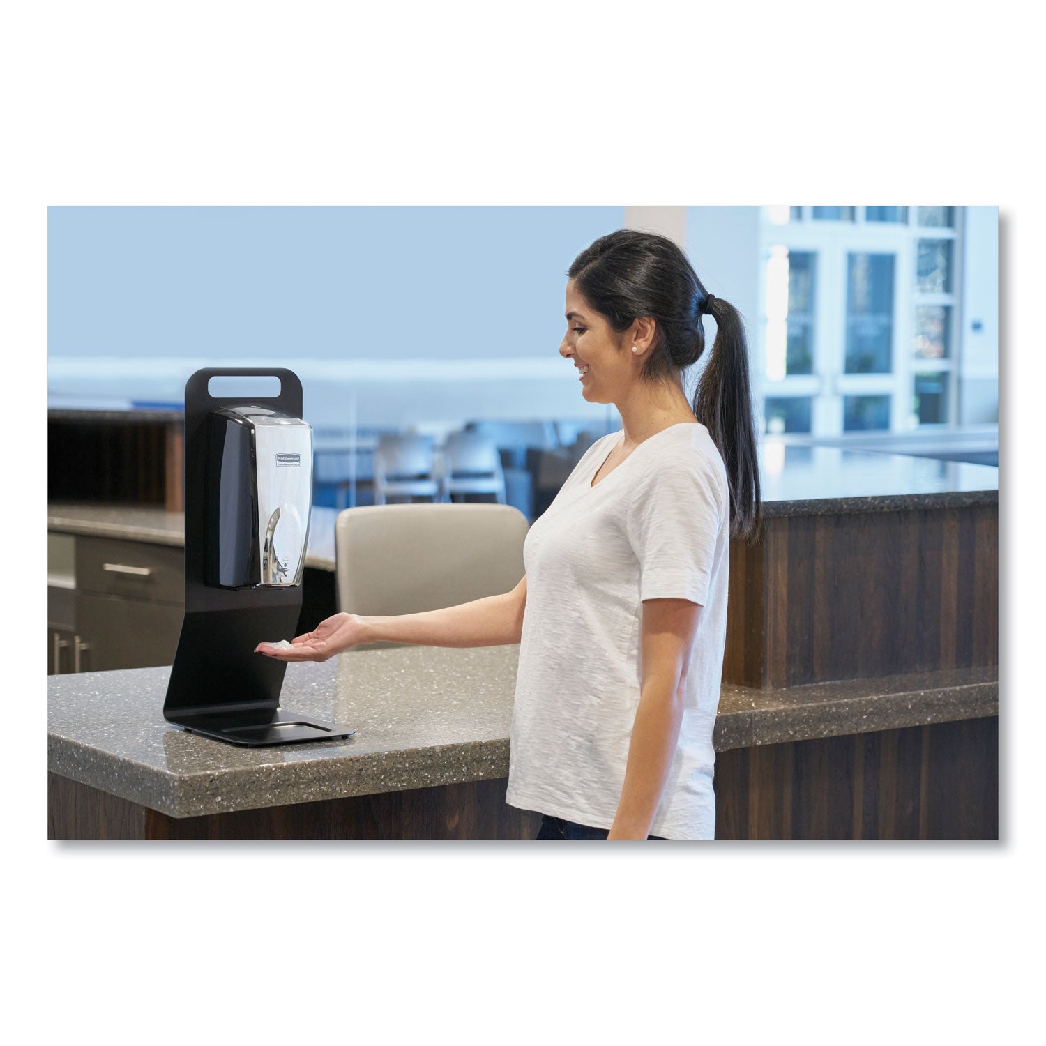 Rubbermaid Commercial AutoFoam Touch-Free Dispenser, 1,100 mL, 5.2 x 5.25 x 10.9, Black/Chrome (750411)