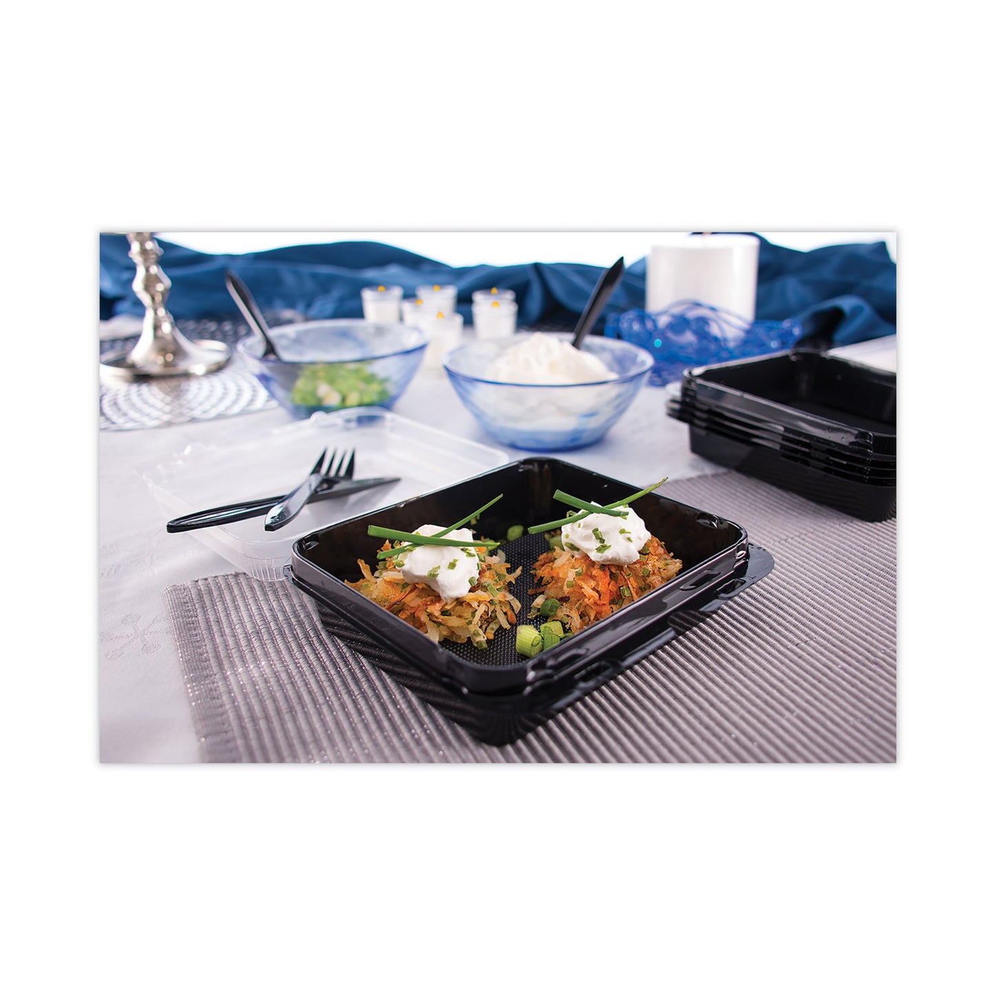 SOLO Creative Carryouts Hinged Plastic Hot Deli Boxes, Medium Snack Box, 18 oz, 6.22 x 5.9 x 2.1, Black/Clear, 200/Carton (851611PS94)