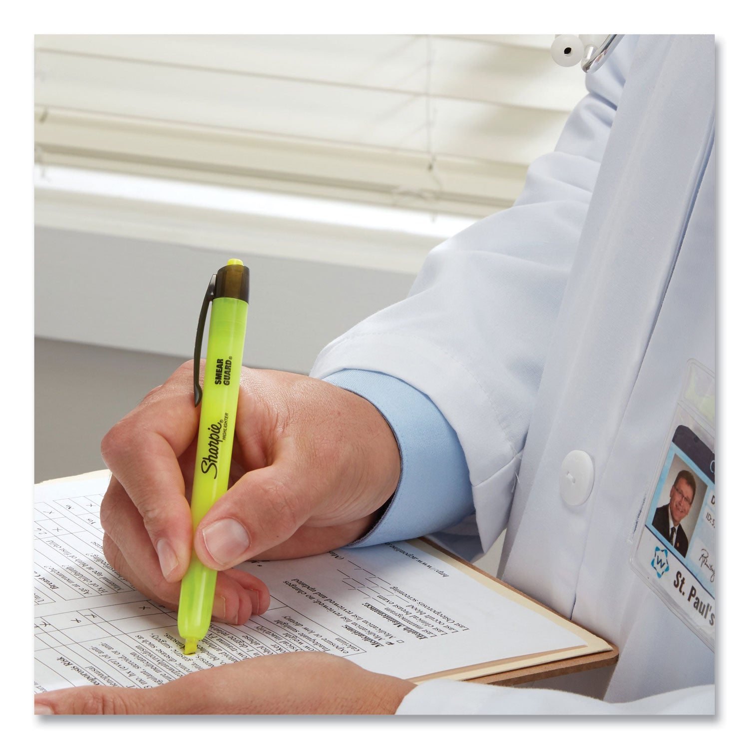 Sharpie Retractable Highlighters, Fluorescent Yellow Ink, Chisel Tip, Yellow/Black Barrel, Dozen (28025)