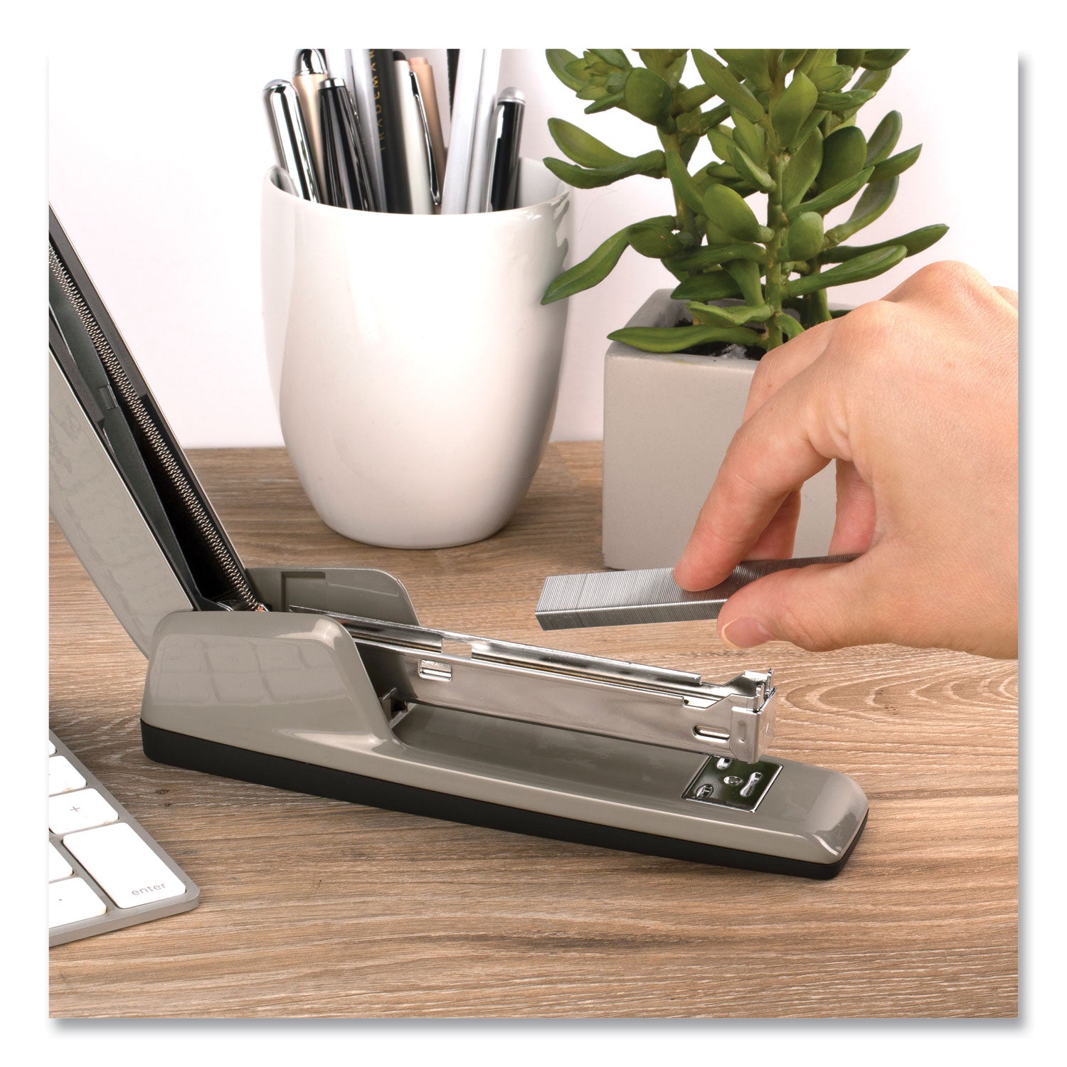 Swingline 747 Business Full Strip Desk Stapler, 30-Sheet Capacity, Steel Gray (74759)