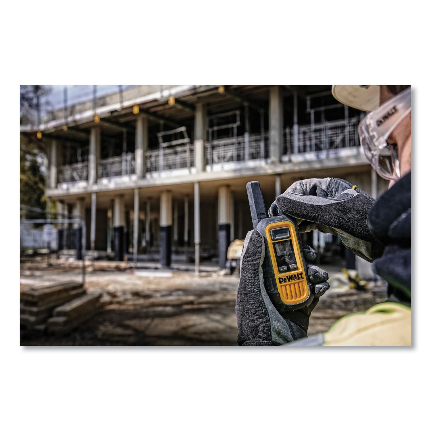 DeWalt DXFRS300BCH Heavy-Duty Walkie Talkies, 1 W, 22 Channels